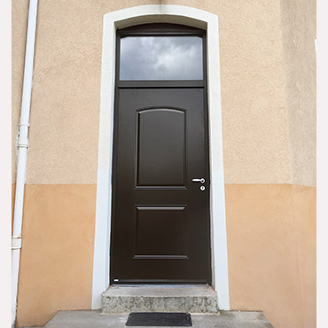 Porte d’entrée ZILTEN Acier Coloris marron 1247 - Modèle SARAGOSSE avec imposte vitrée - Chantier ST ROMAIN EN GAL 69560
